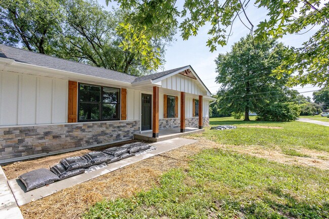 Building Photo - 25 Poplar Hill Dr