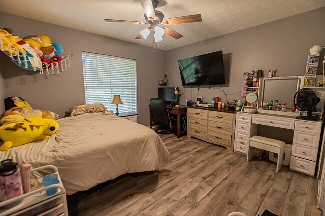 Building Photo - 1193 SW Live Oak Cove