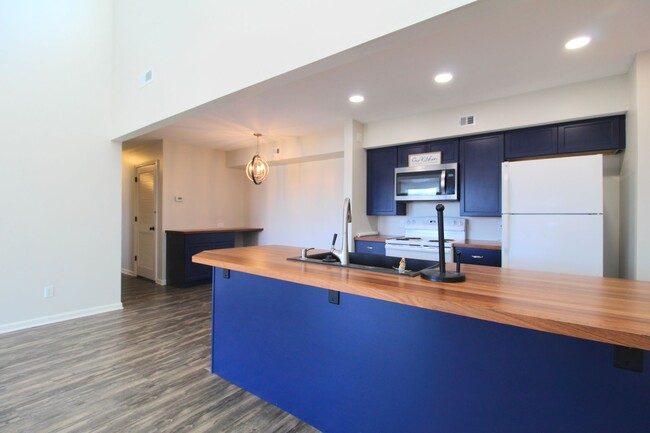 Building Photo - Top floor completely remodeled condo with ...