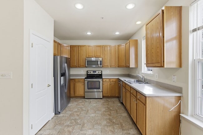 Building Photo - Lovely 3 BR/2.5 BA Townhome in Camp Springs!