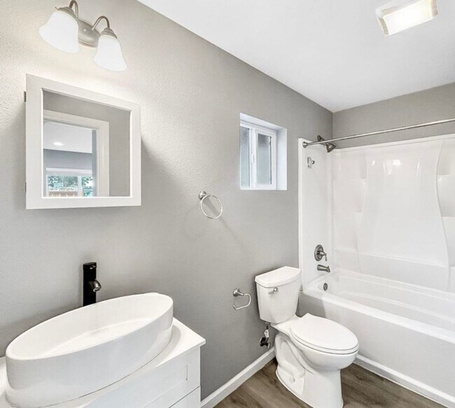 Building Photo - 1 Bedroom 1 Bath Studio For Rent in City H...