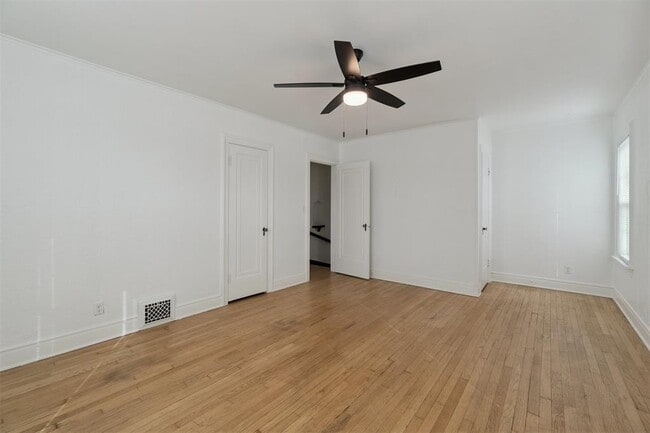 Building Photo - 1905 N Brauer Ave