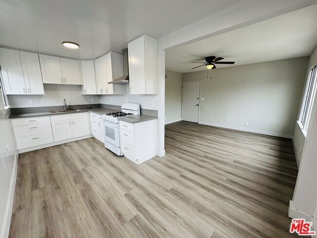 Building Photo - 810 W 62nd St