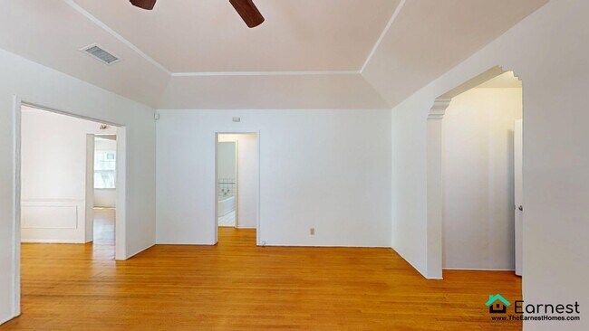 Building Photo - Beautifully Located 2-Bed Home in the Hear...