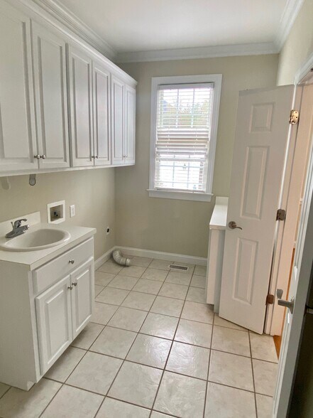 Building Photo - 4903 Pebble Beach Cir N