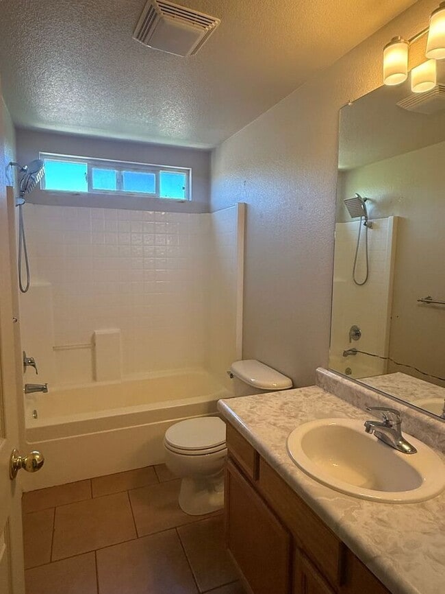Building Photo - Spacious 3BR/2.5BA Home in Northwest Reno
