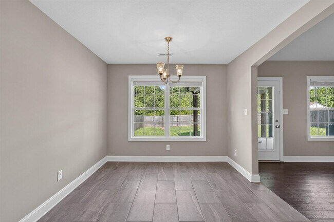 Building Photo - Pet Friendly Three Bedroom!