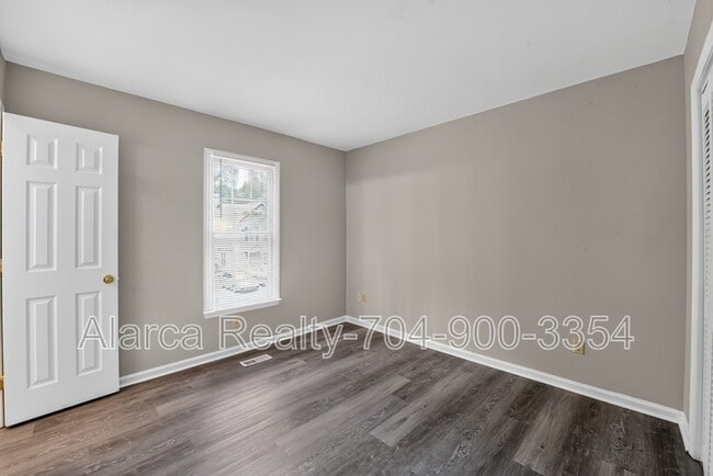 Building Photo - 3134 Driftwood Dr
