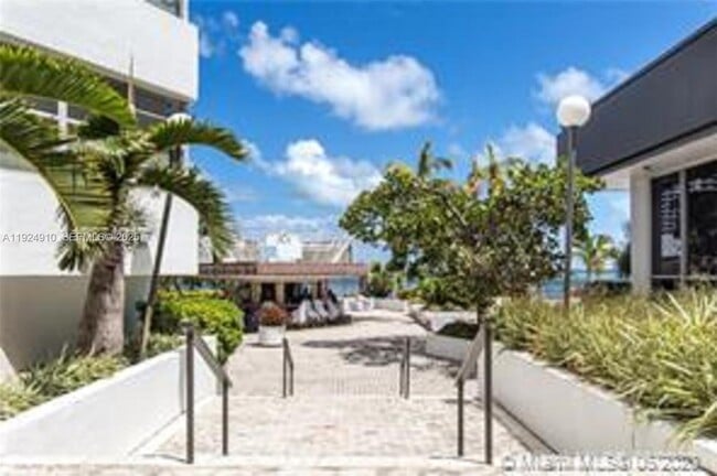 Building Photo - 905 Brickell Bay Dr