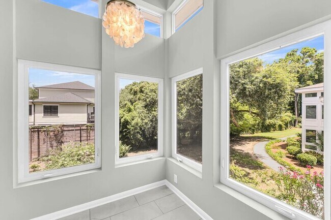 Building Photo - 266 Alexandra Dr