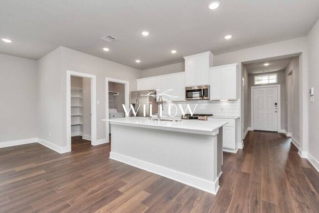 Building Photo - Spacious 4-Bedroom Home – 6 Weeks FREE Rent!