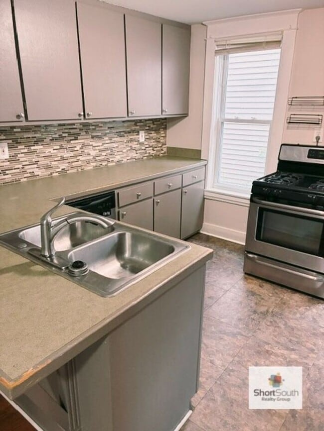 Building Photo - Updated 2 bed 1 bath townhome