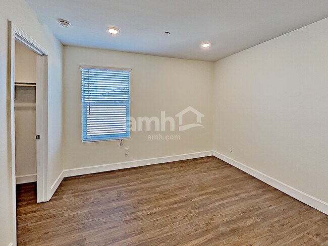 Building Photo - 5944 W Columbine Dr