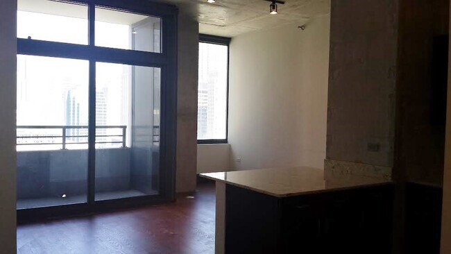 Building Photo - 235 W Van Buren St