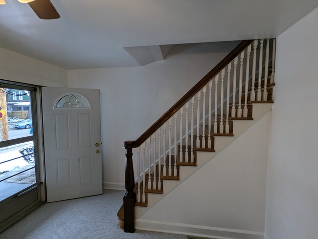 entry/staircase - 223 S Audubon Rd