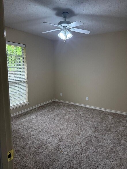 Building Photo - 2405 Tyler Ln