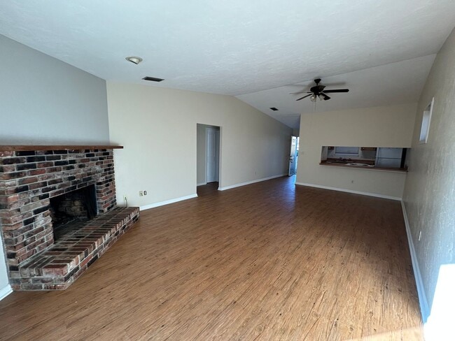 Building Photo - Spacious 2 bedroom! BRAND NEW PAINT AND FLOORING