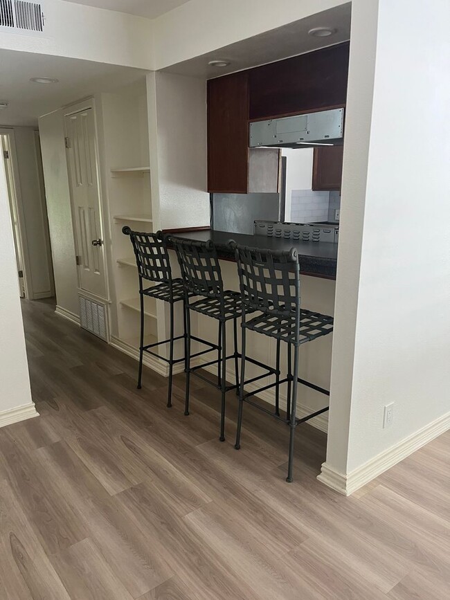 Building Photo - Gorgeous Condo nestled right on Lady Bird ...