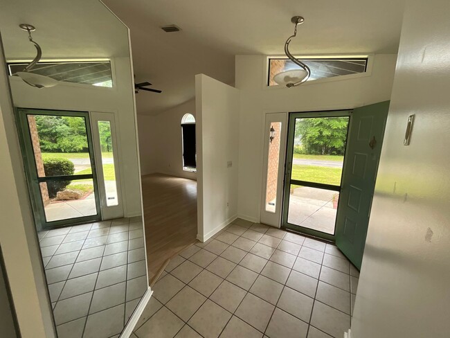 Building Photo - Fantastic 3/2 Home in Sunny Hills w/ 2-Car Garage & Lawn Maintenance