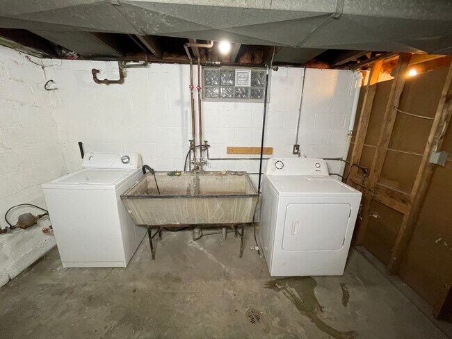 Washer and dryer - 20657 Kingsville St