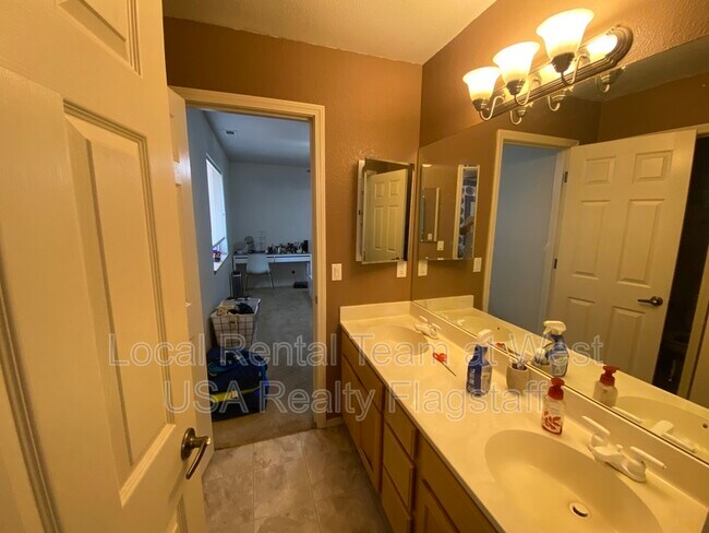 Building Photo - 381 W Cattle Drive Trail