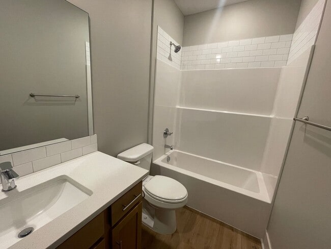 Building Photo - 1823/25 Hickory Creek