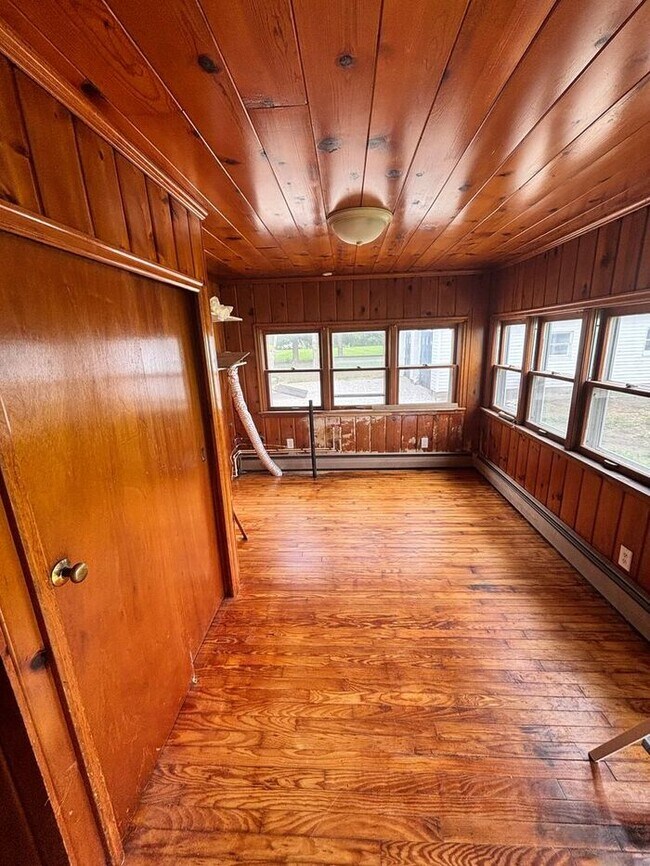 Building Photo - Charming Single-Family Home