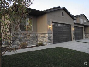 Building Photo - Luxury 5 Bedroom 3 Bath with Upscale Ameni...