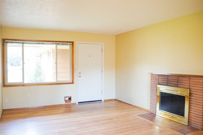 Building Photo - Sprawling 2-Story Mid-Century 4-Bed/2-Bath...