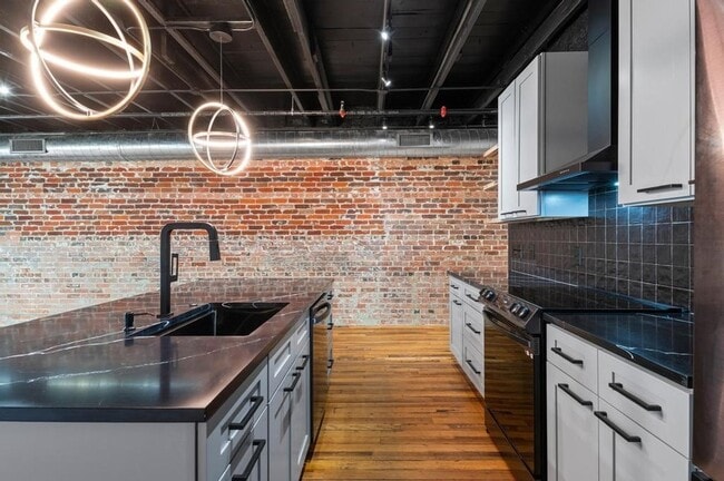 Building Photo - 330 W Lamar St