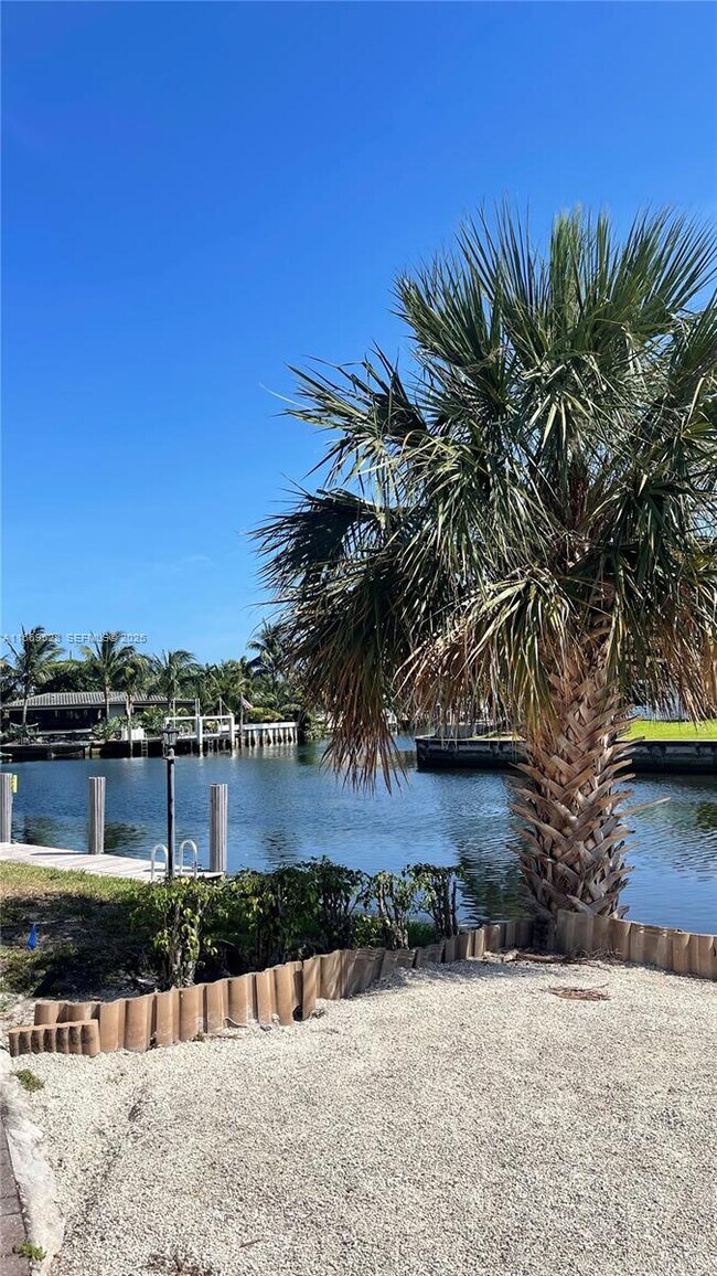 Building Photo - 840 Pine Dr