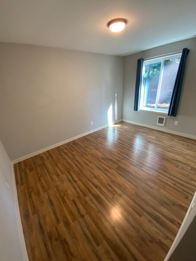 Building Photo - Immaculate N Tacoma 3bdr 2bath with full size W/D