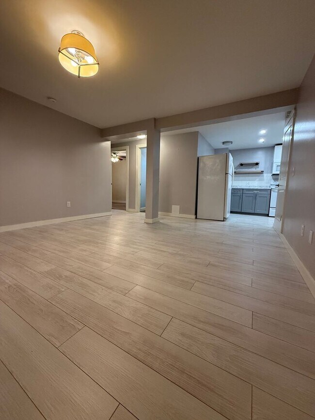 Building Photo - Dunbar Ave (121)