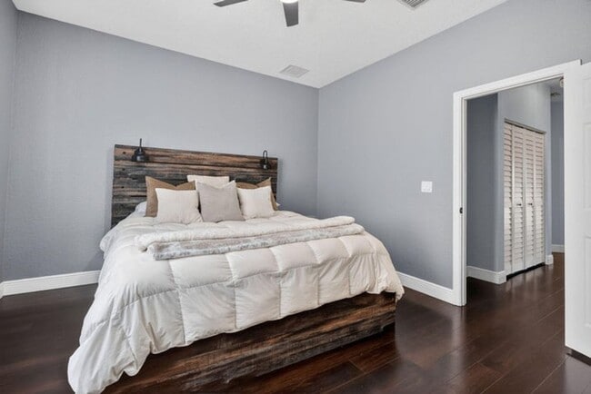 Building Photo - 203 E Thatch Palm Cir