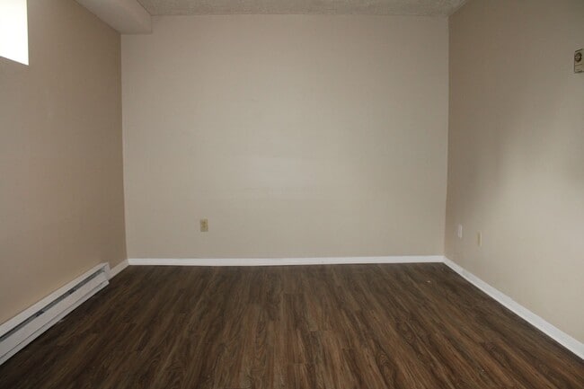 Building Photo - 1st Floor Apartment
