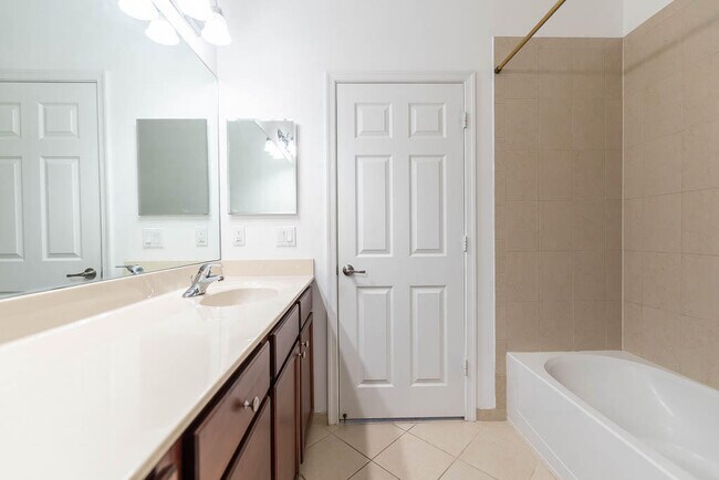 Building Photo - 10283 Wellington Parc Dr