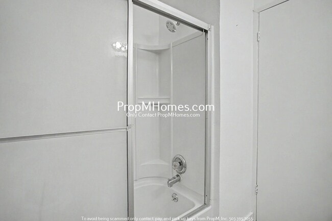 Building Photo - Updated Two Bedroom Duplex in Sellwood - Garage Included!