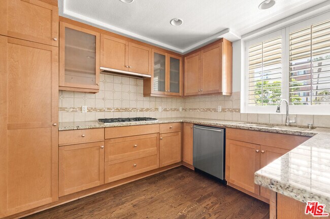 Building Photo - 5831 Seawalk Dr