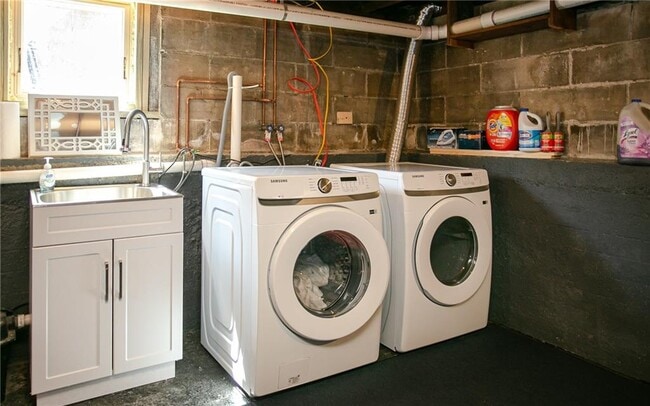 Building Photo - 5 Cherry St