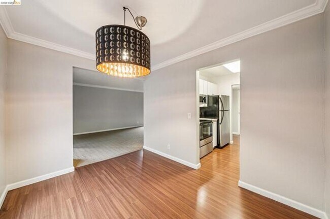 Building Photo - Elegant, private end-unit living with resort-style amenities!