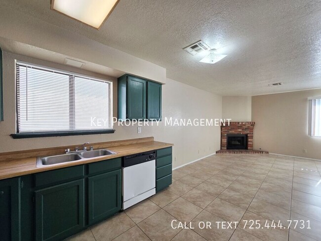 Building Photo - 2 BEDROOM 2 BATH UNIT NEAR NELLIS