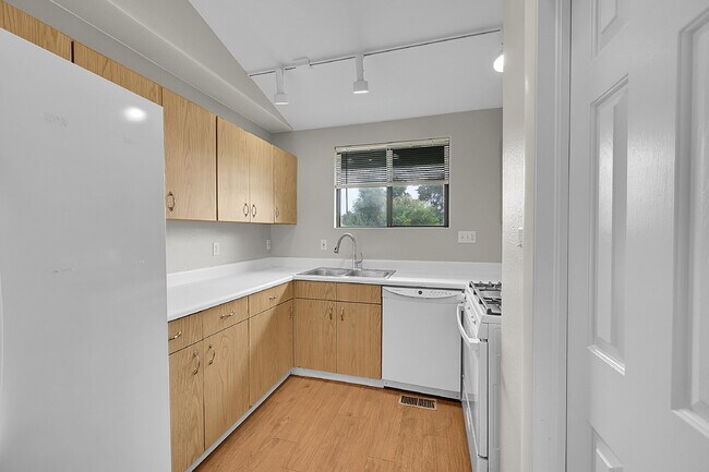 Building Photo - $2,445, 4 bed, 2.5 bath, located in Englewood