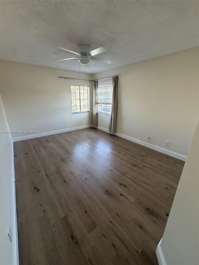 Building Photo - 2070 Madeira Dr