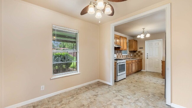 Building Photo - 218 E Villaret Blvd