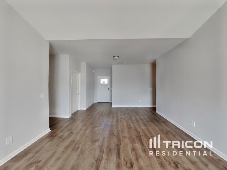 Building Photo - 917 Stokewood Pl