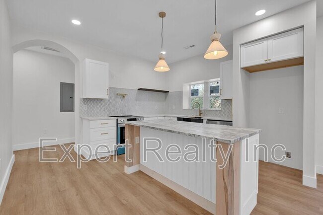 Building Photo - 1720 34th Pl N