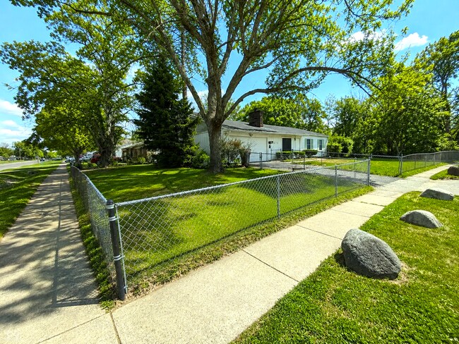 Building Photo - 4511 N Kenmore Rd