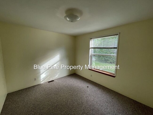 Building Photo - 587 W 10 S