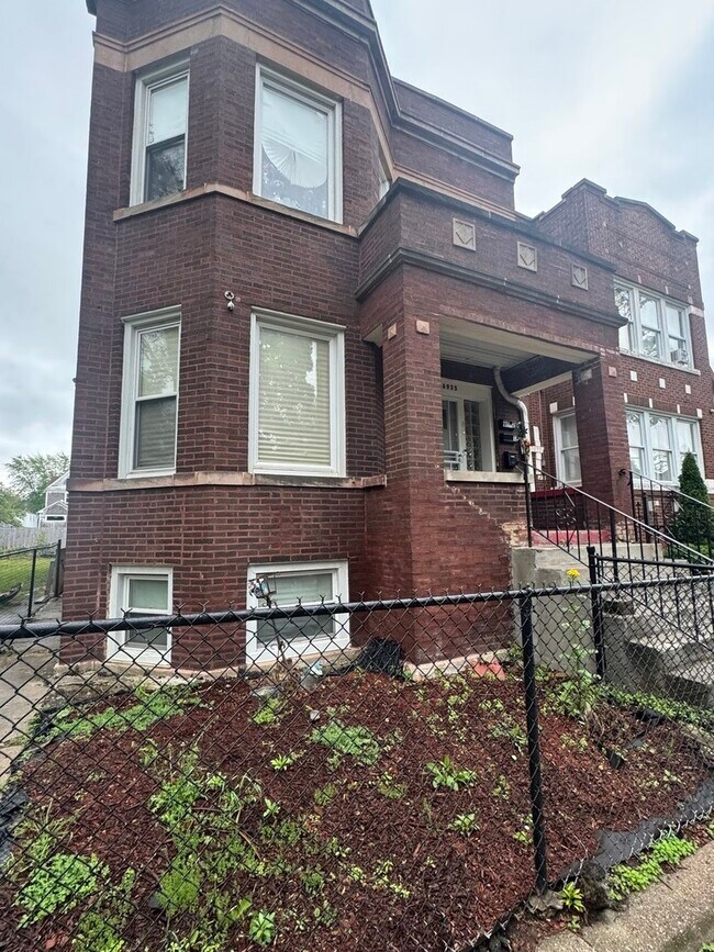 Building Photo - 6935 S Laflin St