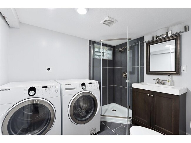 Building Photo - 4556 Island View Dr